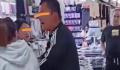 男子强拉老婆退掉几十元衣服 背后真相令人唏嘘