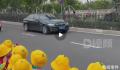 萌娃遇消防员婚车队集体挥手祝福 网友：实在是萌化了