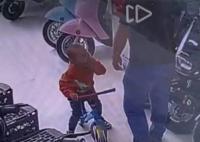 男子无故扇2岁幼童耳光拒不道歉 辩称是开玩笑