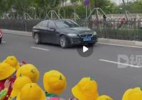 萌娃遇消防员婚车队集体挥手祝福 网友：实在是萌化了