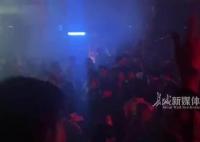 英国酒吧蹦迪放家有儿女主题曲 实在是令人意想不到的