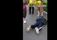 学生摔伤无人报警但满屏都是警 网友：这一幕流眼泪了
