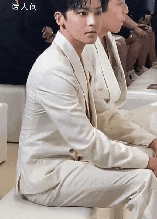 侯明昊回应裤子透光 别看裤子了