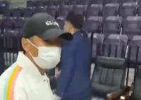 赵本山宋小宝观战辽篮总决赛 没买到VIP球票坐在普通球迷区