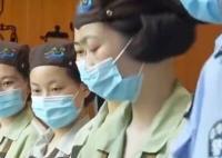 监狱开烘焙中心教服刑人员做蛋糕 让她们有一技之长