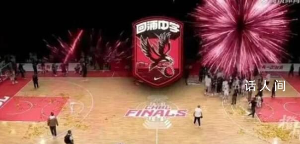 县城中学篮球队夺全国冠军 全城欢迎