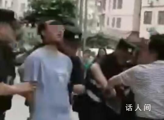 男子当街砍人 路人:有人耳朵被砍