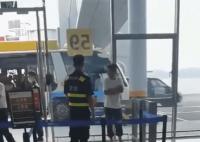男子问安检借火吸烟被拒大闹登机口 回应：室内不允许抽烟