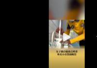 女子独自输液外卖小哥帮插奶茶吸管 觉得很感动很治愈