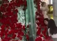 商场520花海被顾客一抢而光 现场一片混乱非常狼藉
