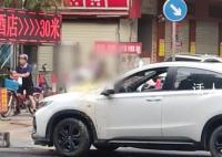 女子逼停汽车泼粥骂渣男 不管发生什么事都不该糟蹋粮食