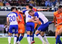 贝里奇被贾德松扇脸血洒当场 球迷：打轻了应该连裁判也打