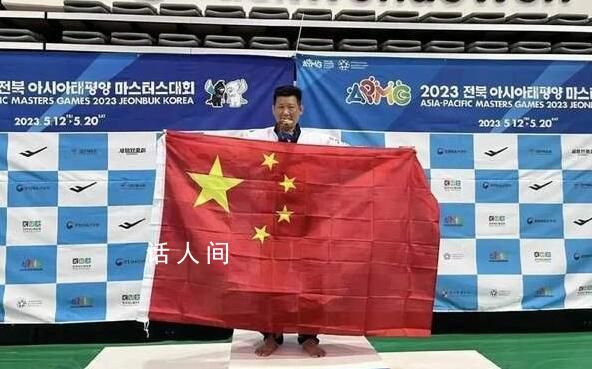 台湾选手回应举五星红旗领奖 两岸是一家人