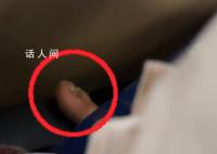 女子飞机上光脚踩踏座椅扶手 网友：太嚣张了