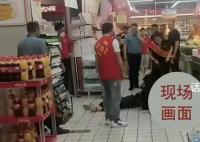超市女店员制服行凶者现场曝光 警方已介入处理