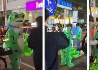 “卖崽青蛙”动了谁的蛋糕