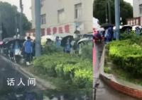 学生淋雨等开门:学校不到点不让进
