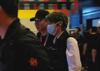 王源来看李宇春演唱会 简直就是个妥妥的粉丝无疑了