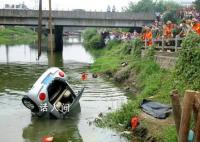 福建三明一辆载7人小车坠河 3人已获救4人正全力搜救中
