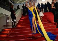 戛纳红毯上 乌克兰网红给自己泼假血