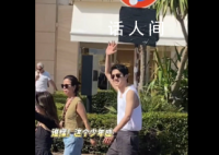 刘昊然戛纳街头白背心 网友收获热情的招呼回应