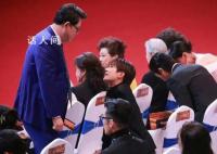 高亚麟揪易烊千玺耳朵 航爸和小航的同框️