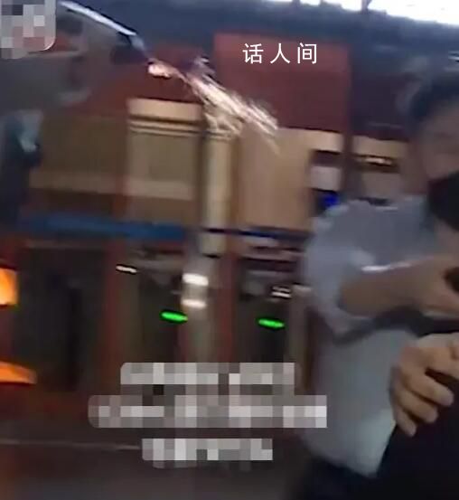 刘亚仁受访时被路人泼水 刘亚仁怒瞪了其一眼