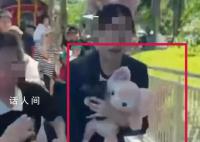 两对情侣因争位置在迪士尼大打出手 引发不少网友热议