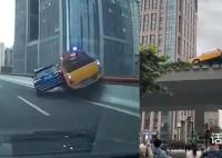 上海两车“斗气” 致一车骑跨高架栏