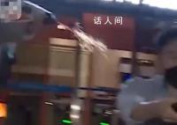 刘亚仁受访时被路人泼水 刘亚仁怒瞪了其一眼