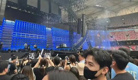 网友偶遇白敬亭听五月天演唱会 背影纤瘦人群中十分亮眼