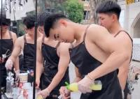 高校男生赤膊摆摊卖手打柠檬茶 引得不少人围观拍照