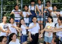 高三学生举班主任海报拍毕业照 网友：他们师生关系一定非常好吧