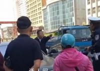 男子违停怼交警 官方:驾驶员非领导