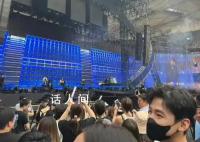 网友偶遇白敬亭听五月天演唱会 背影纤瘦人群中十分亮眼