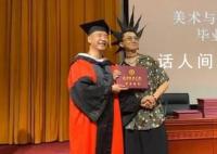 男生炫酷“海胆头”参加毕业典礼