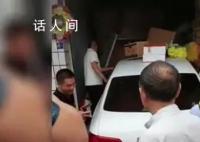 成都一轿车冲进店铺撞坏16个骨灰盒 损失不小