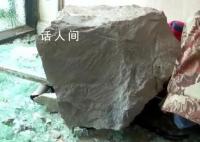 昆明一小区突遭“石头雨”袭击 小区楼房和多辆汽车受损