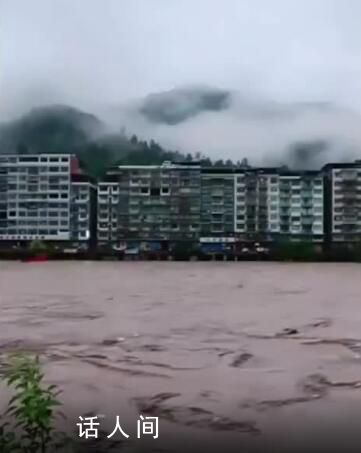 四川达州暴雨:汽车驾驶位被淹没