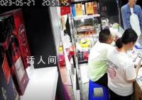 老板帮女子换钱被要求支付手续费 旁边的阿姨都看不过去