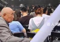 五月天演唱会场内 大爷气定神闲