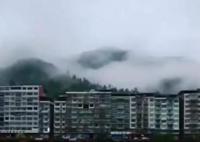 四川达州暴雨:汽车驾驶位被淹没