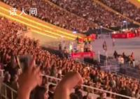 梅西看演唱会被认出 现场开始齐声高呼他的名字