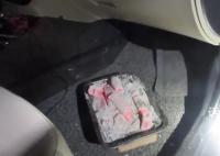 车撞护栏司机昏迷 路人发现车内烧炭