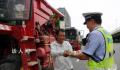 郑州对误入市区收割机一律不处罚 警车开道为小麦收割机驾驶员引路