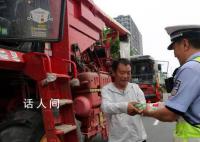 郑州对误入市区收割机一律不处罚 警车开道为小麦收割机驾驶员引路