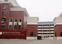 老师带家长找大师给学生文具开光 校方：是家长自己的想法
