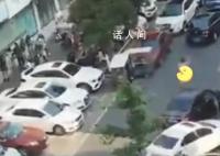 成都一男子驾车街头乱撞多车后裸奔 幸亏警方赶到的及时
