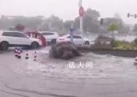 四川南充暴雨 下水道喷出1米高水柱
