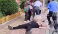 男子与老人起争执后被砸倒 网友：求着别人打的我们可以作